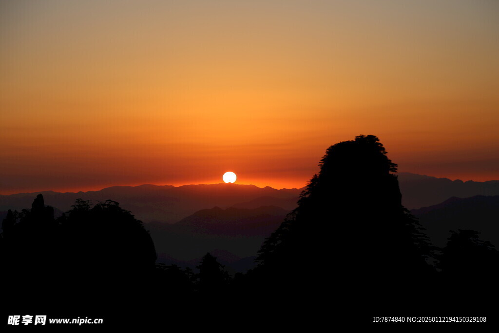 日出时分的山峦剪影