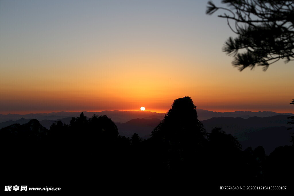 日出时分的山景剪影