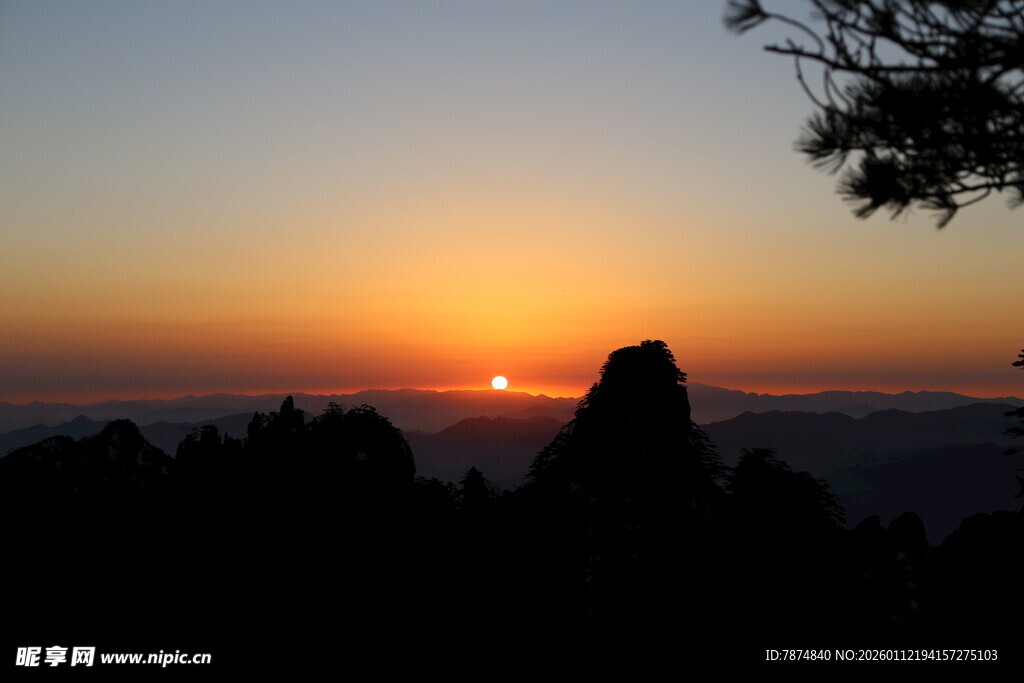 日落时分的山景剪影