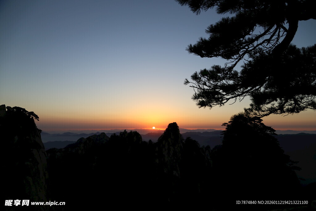 日落时分山林美景