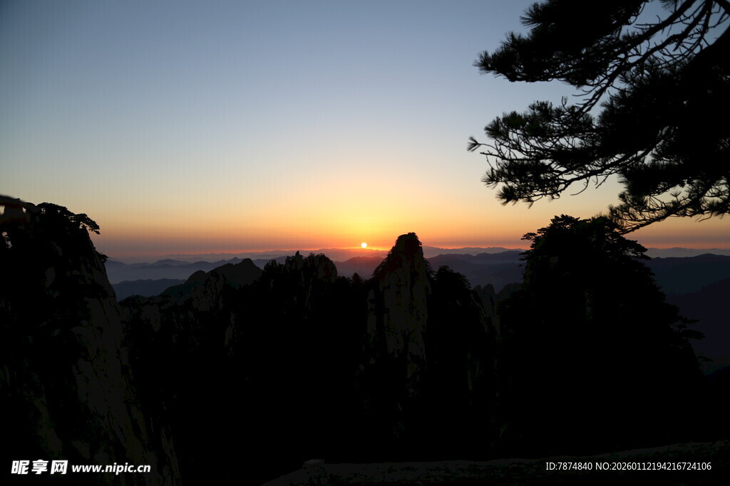 日出时分的山峦剪影