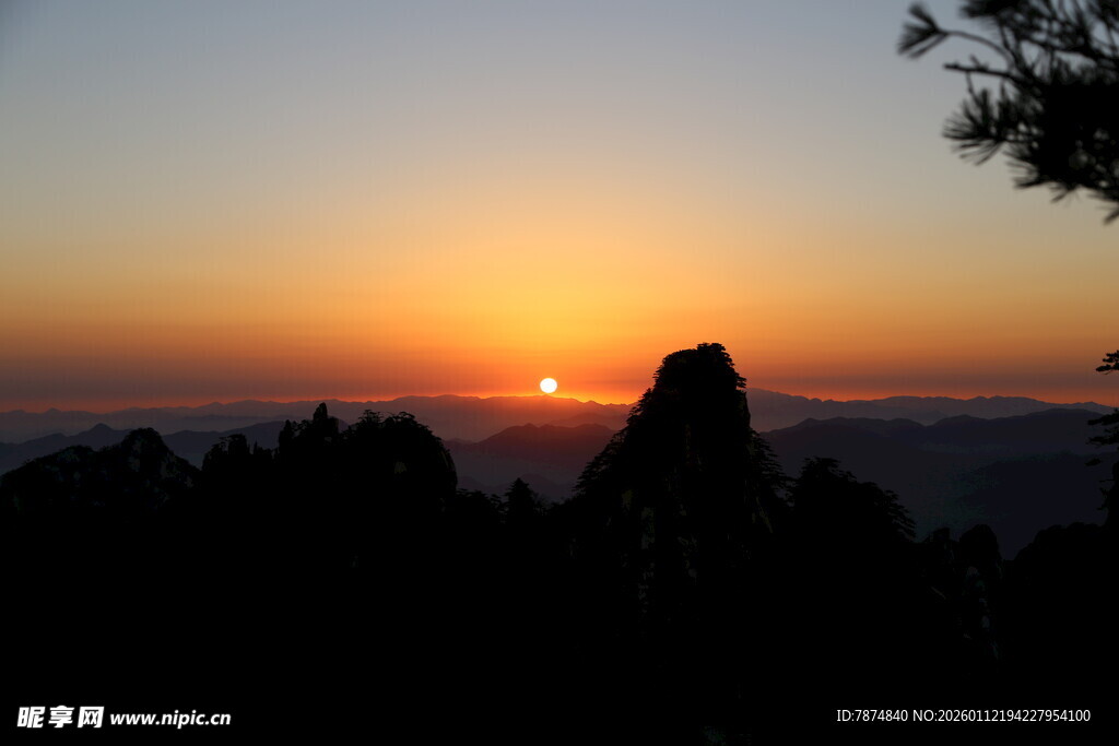 黄山日出时的壮丽剪影