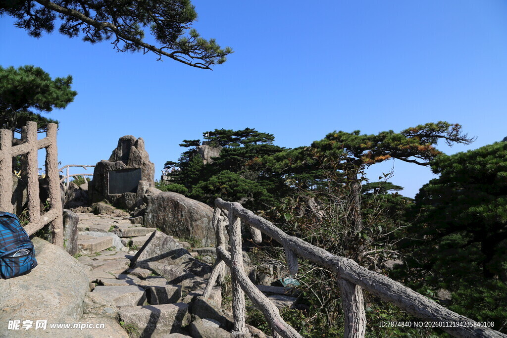山间栈道风景秀丽