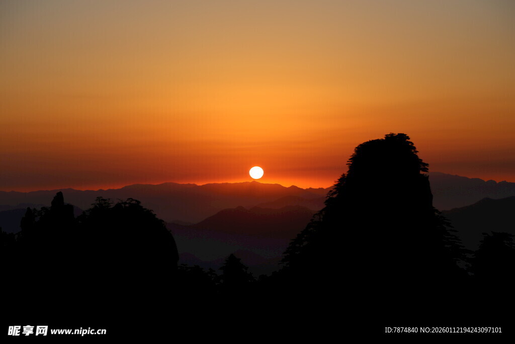 日出时分的壮丽山景