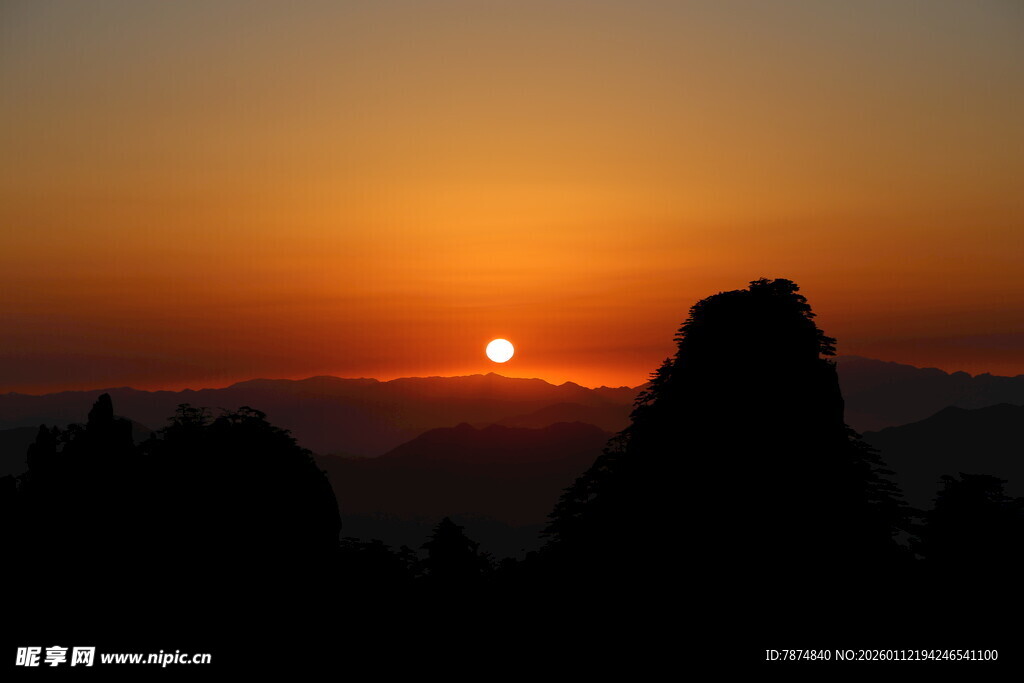 日落时分的壮丽山景