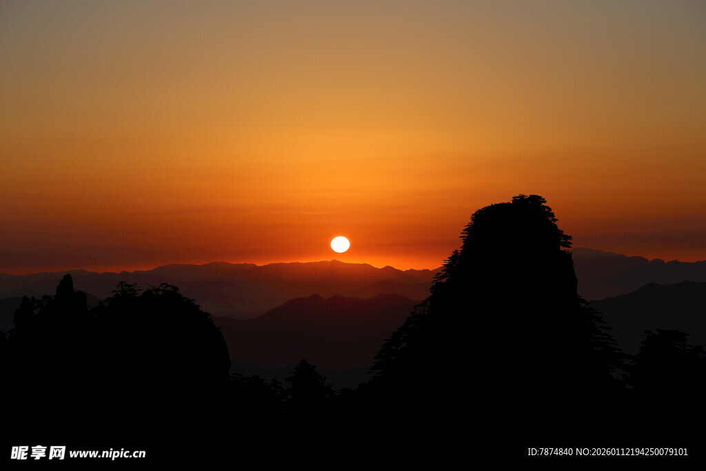 夕阳下的壮丽山峰景观