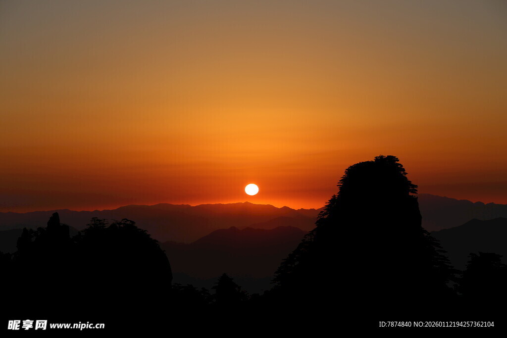 日落时分的壮丽山峰景观