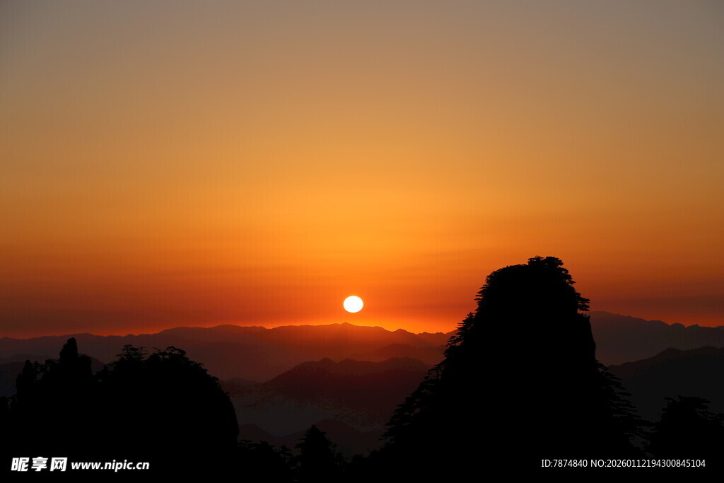 日出时分的壮丽山峰景色