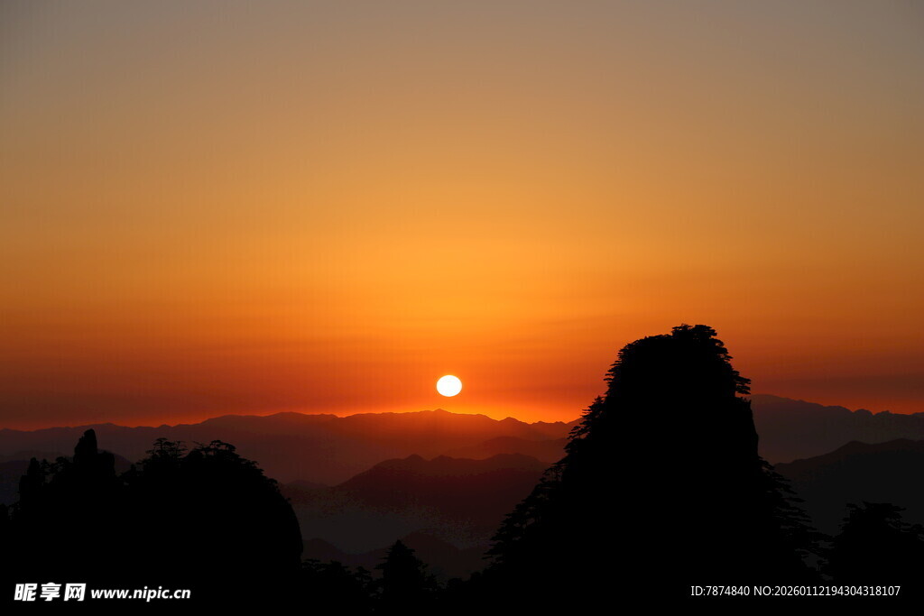 日落时分的山峦剪影