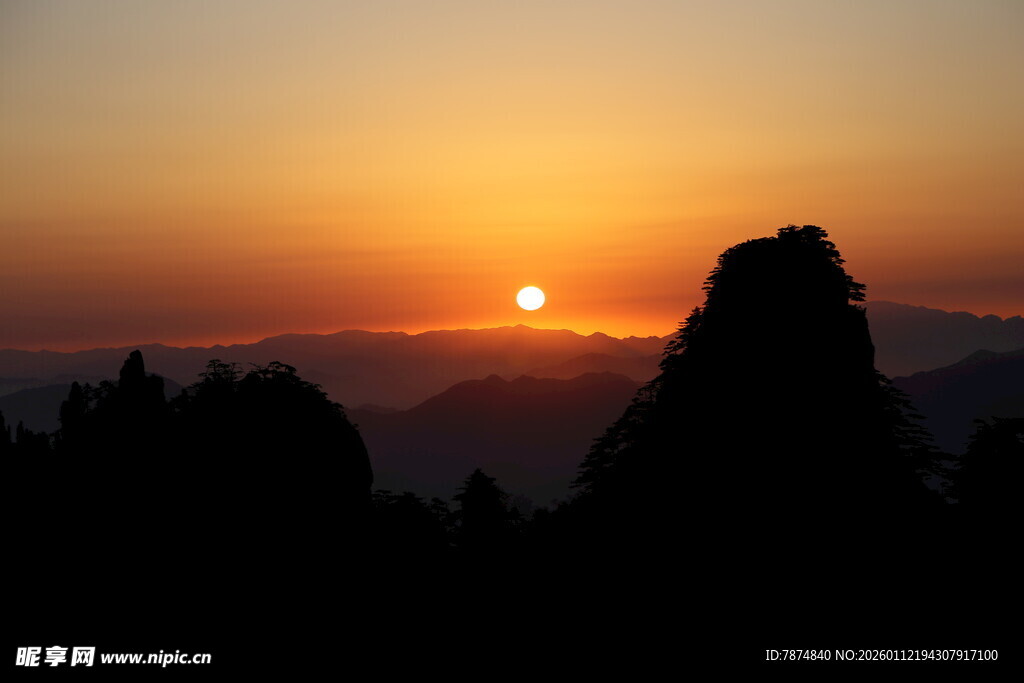 夕阳下的山峰剪影