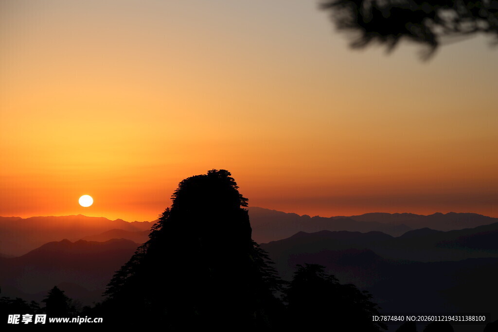 夕阳下的巍峨山峰