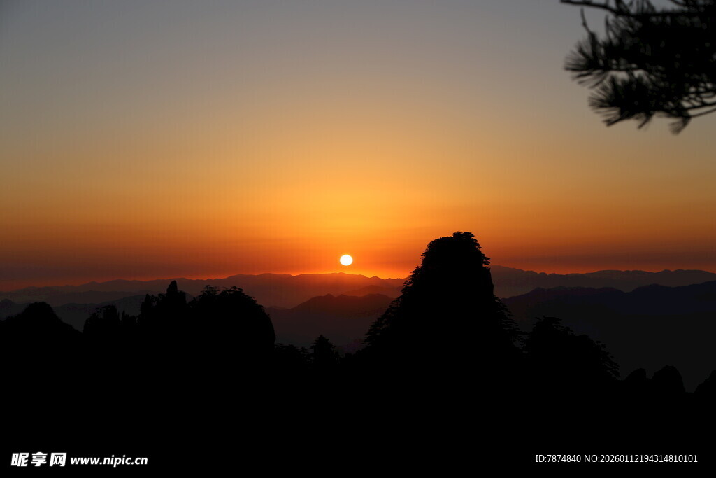日落时分的壮美山峦景色