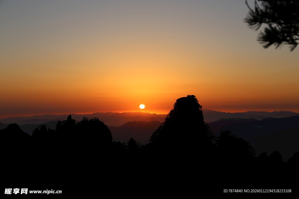 夕阳下的壮丽山峰景观