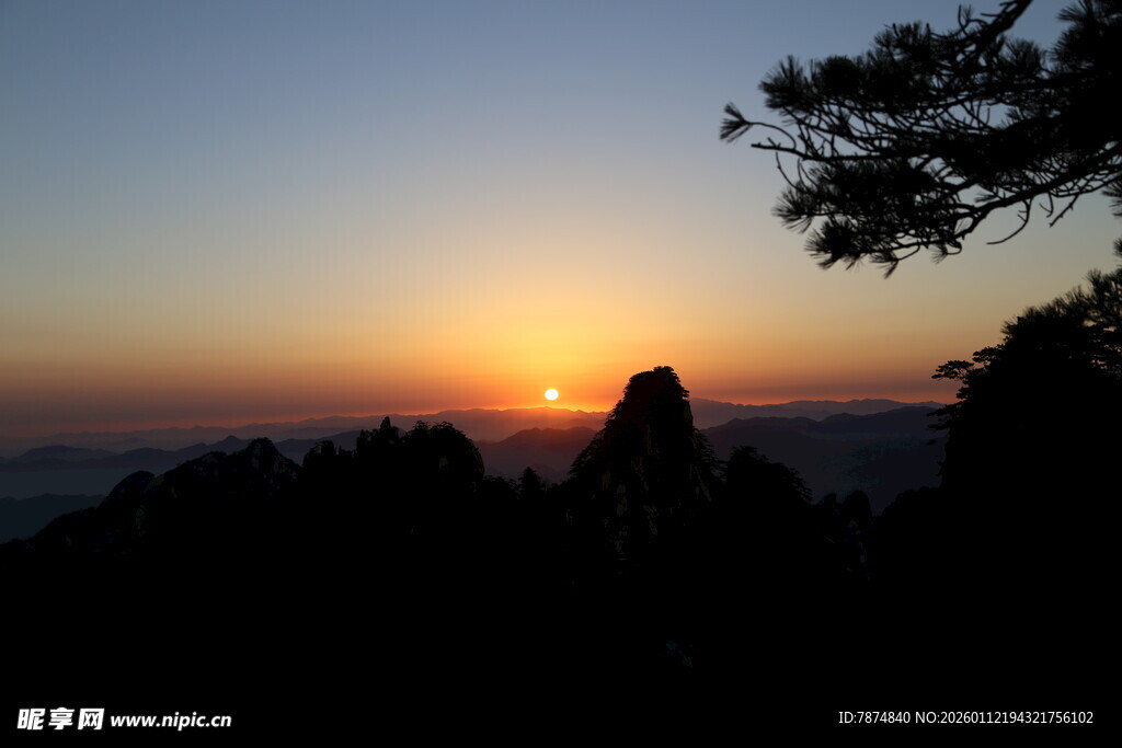 日出时分的山林剪影