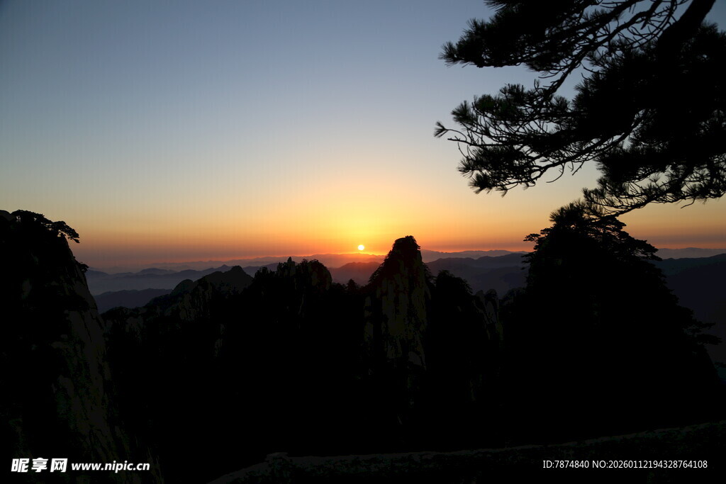 日落时分的山林美景