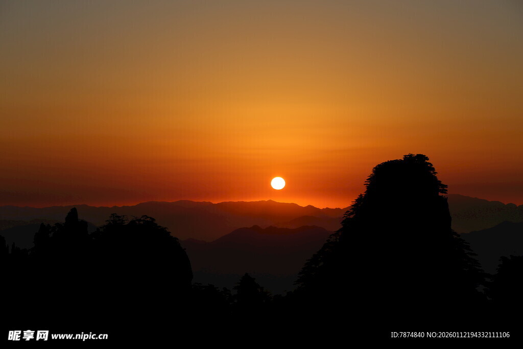 夕阳下的山峦剪影