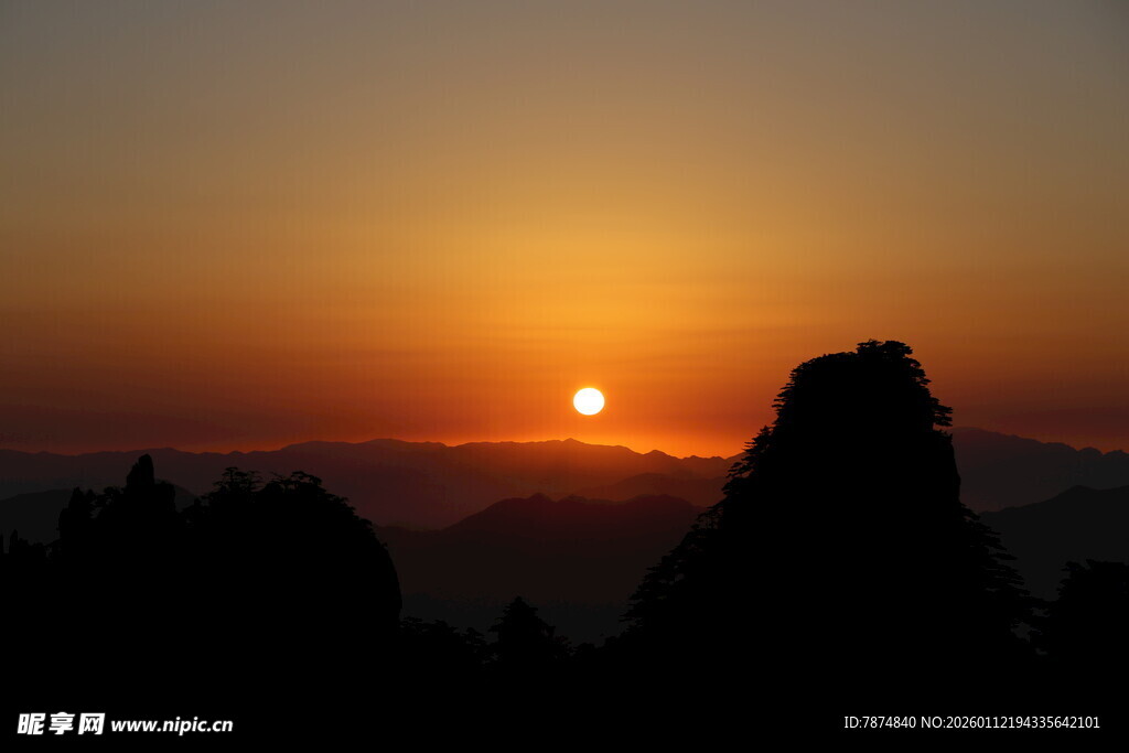 夕阳下的山峦剪影