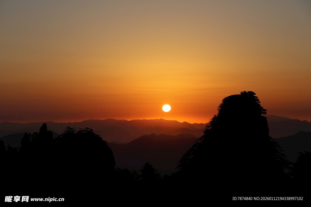 夕阳下的神秘古建筑剪影
