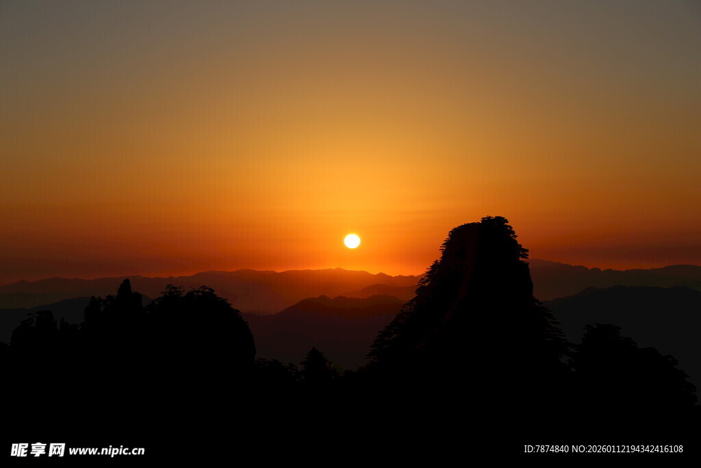 夕阳下的山峦剪影