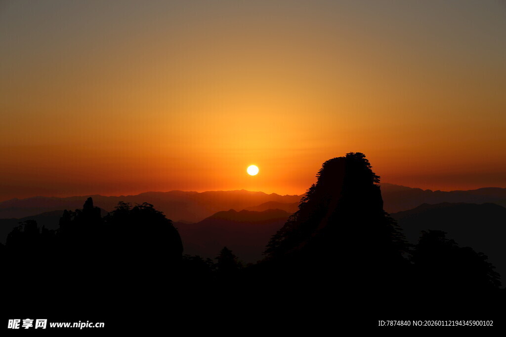 日出时分的壮丽山峦景色