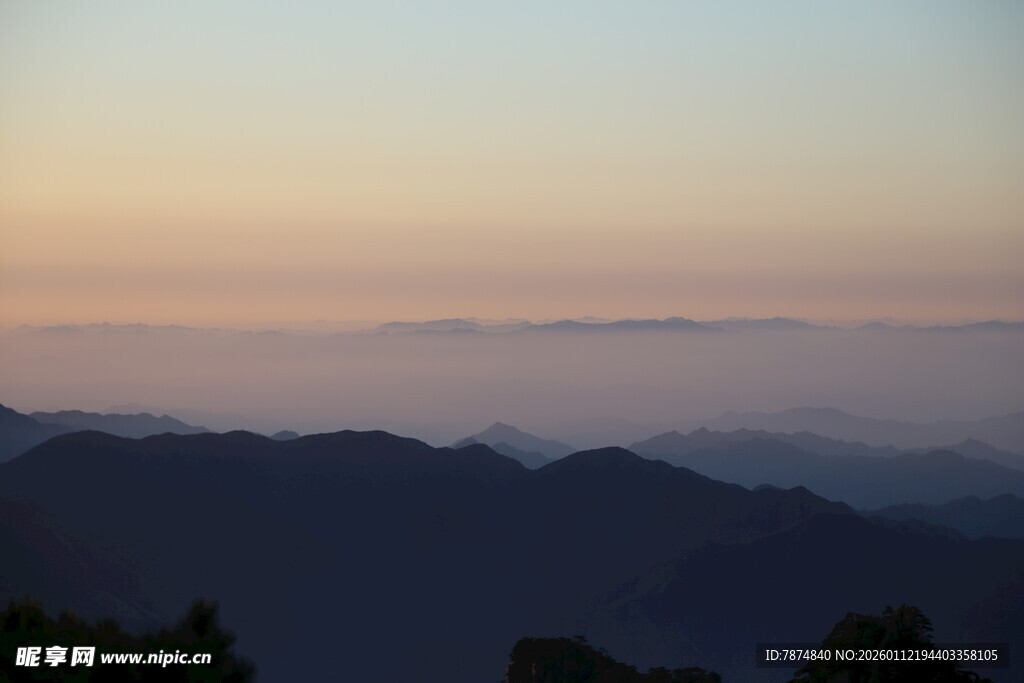 日暮山峦间美景