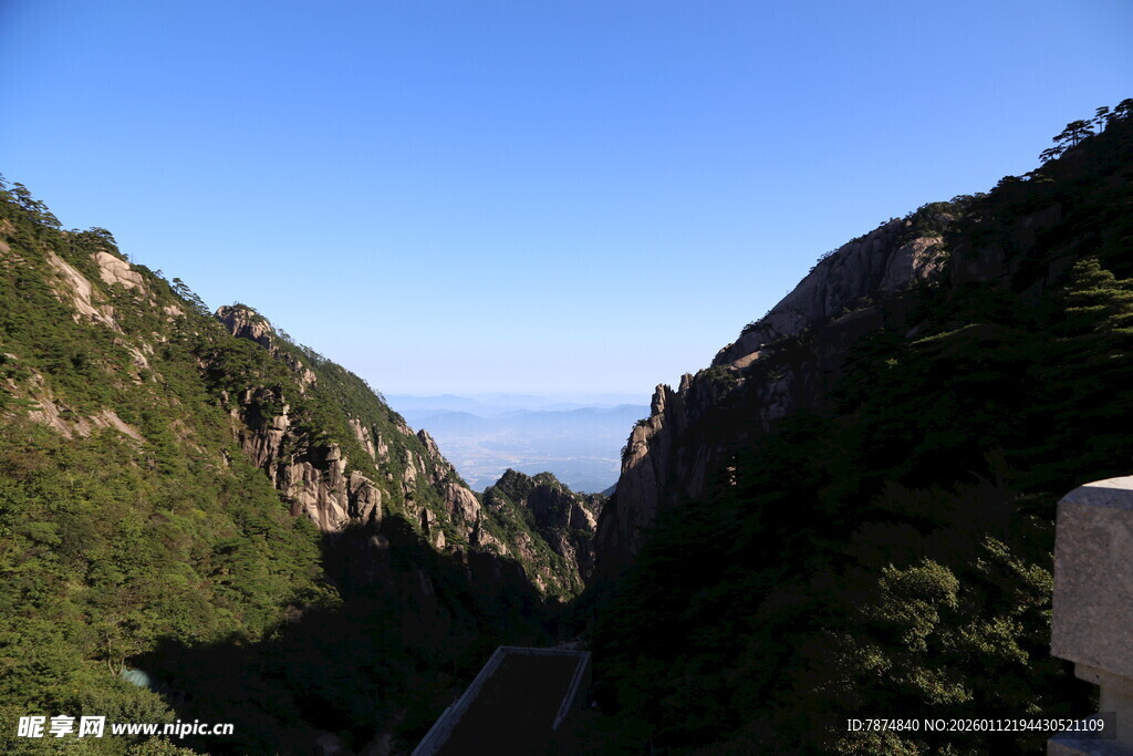 青山对峙间的壮阔景致