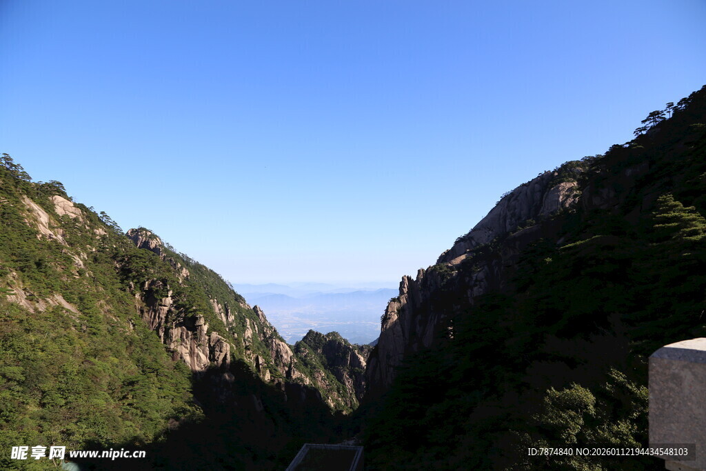 壮丽山景 峡谷间蓝天映衬