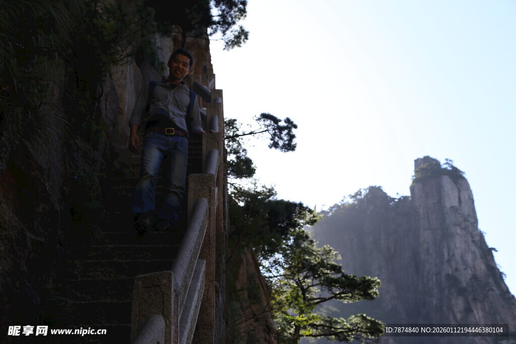 悬崖栈道上的壮丽山景