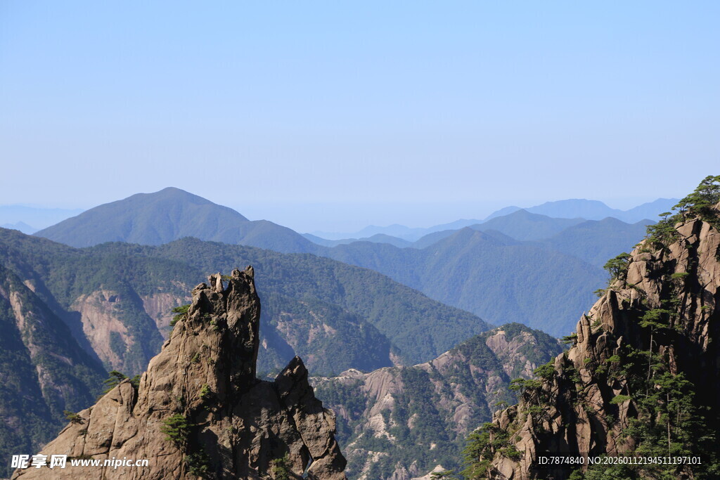 壮丽山景 巍峨奇峰入云端