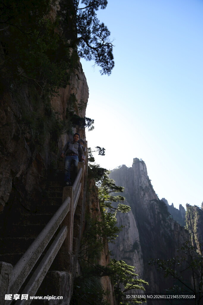 山间栈道 领略壮美风光