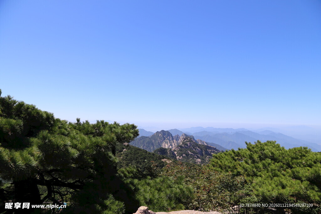 山间绿意与远处蓝天景致