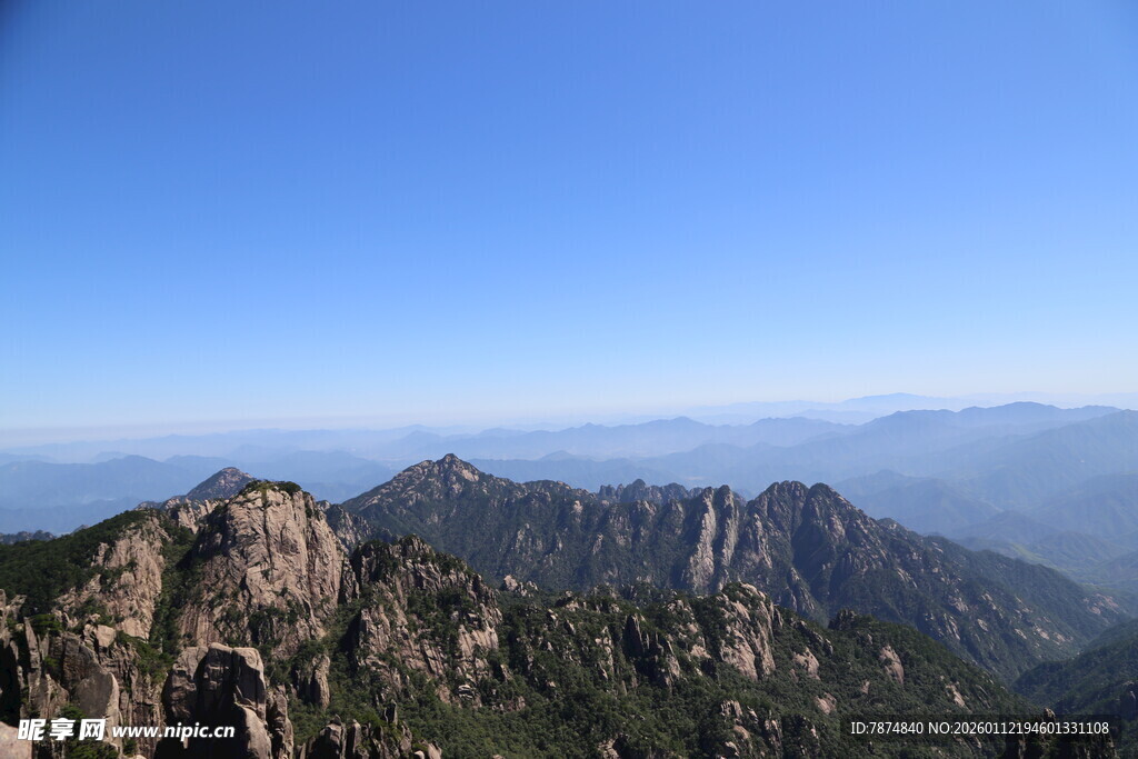 壮丽山景 蓝天映衬下的峰峦
