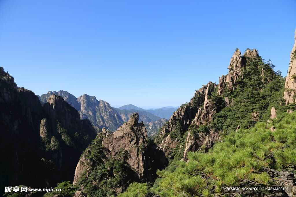 壮丽山景 绿意盎然的峰林