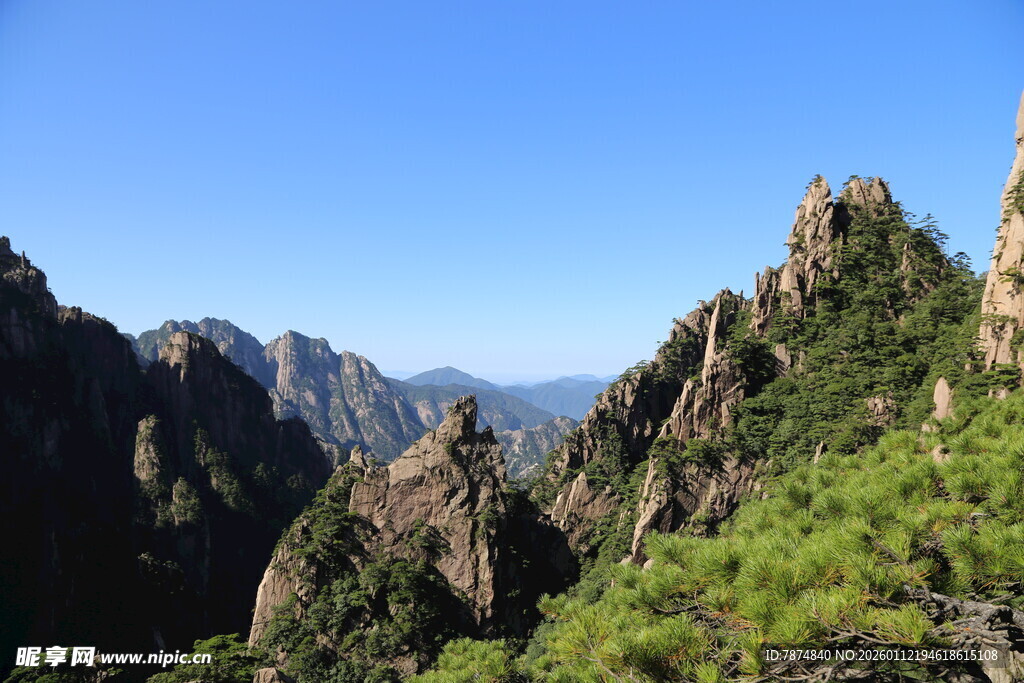 壮丽山景 绿意盎然的奇峰