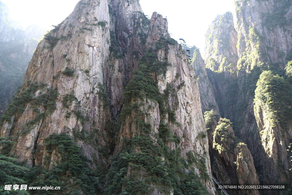 巍峨险峻的壮丽山峰