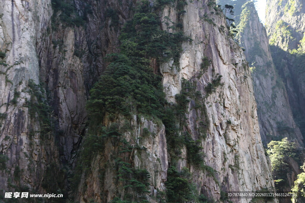 陡峭嶙峋的壮丽山壁