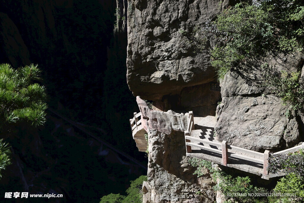 悬崖栈道 惊险自然风光