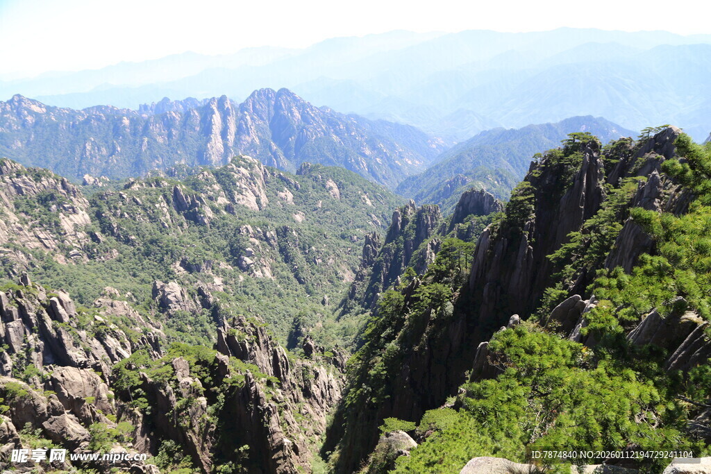壮丽山景 绿意盎然的峰峦