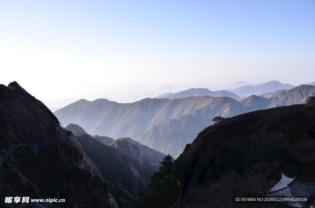 壮丽山景 云雾缭绕的峰峦