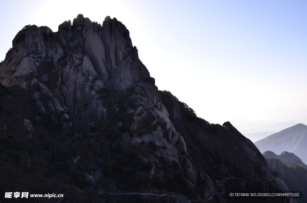 巍峨山峰 尽显自然壮美