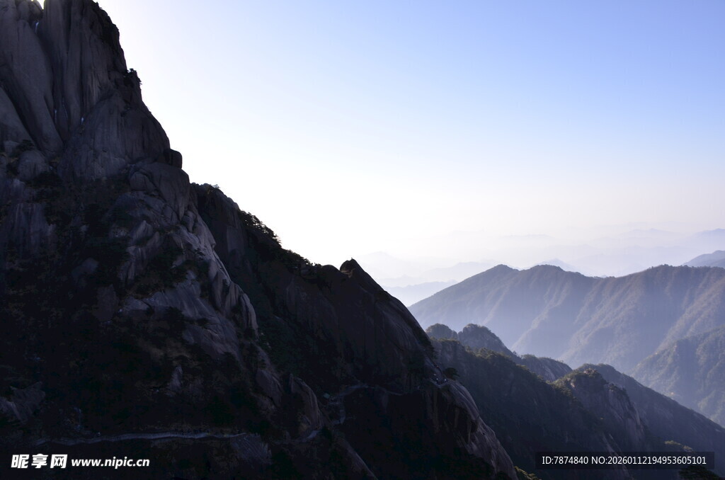 壮丽山景 日出时分的巍峨峰峦