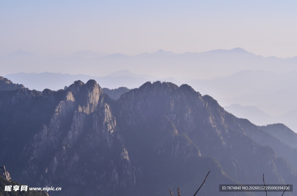 巍峨群山壮丽风光
