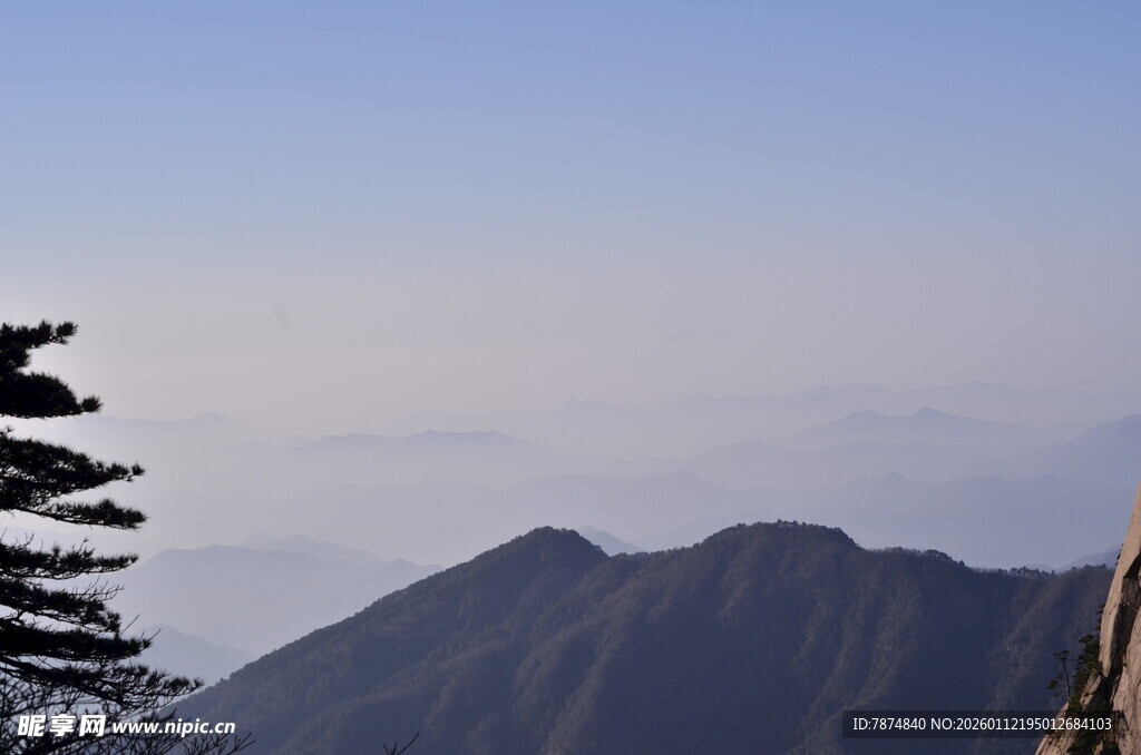 山巅远景 林木相伴