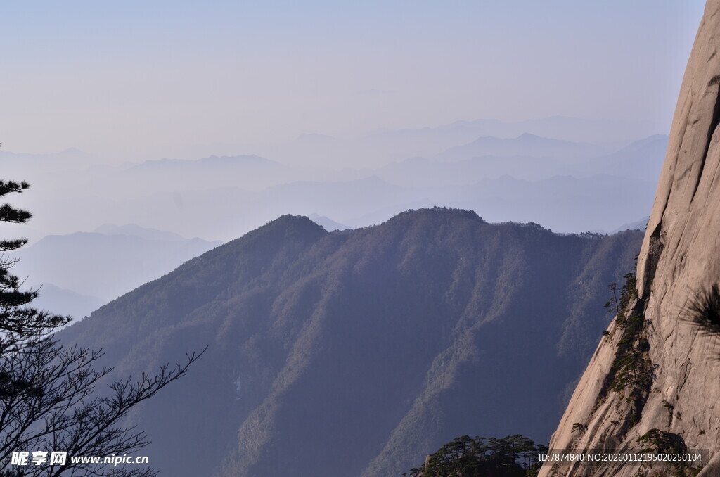 巍峨山峦间的壮丽景致