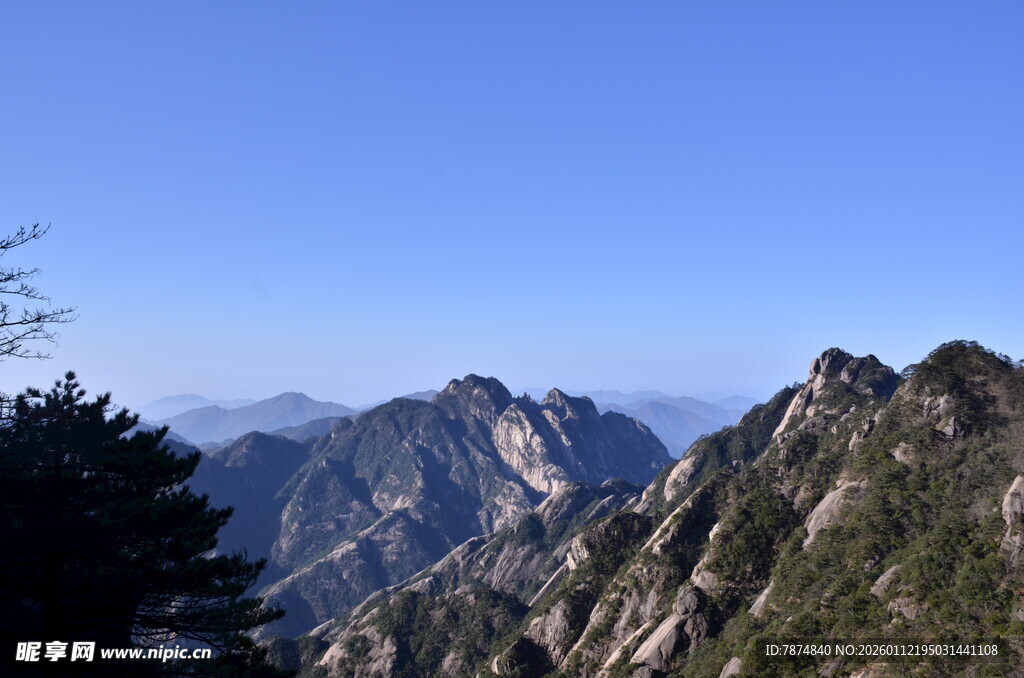 巍峨群山蓝天相伴