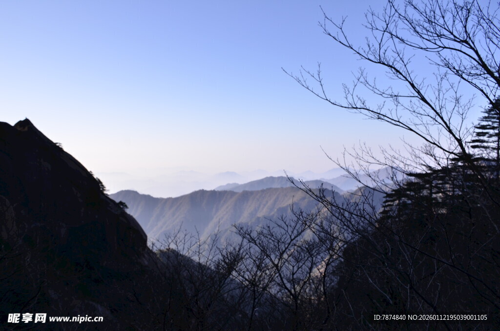 山间晨景 云雾缭绕之美