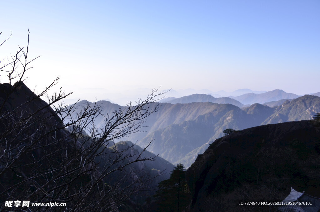 山峦雾霭中的壮阔山景
