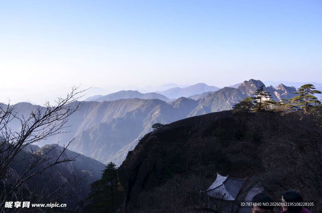 山巅风光 远眺连绵山脉