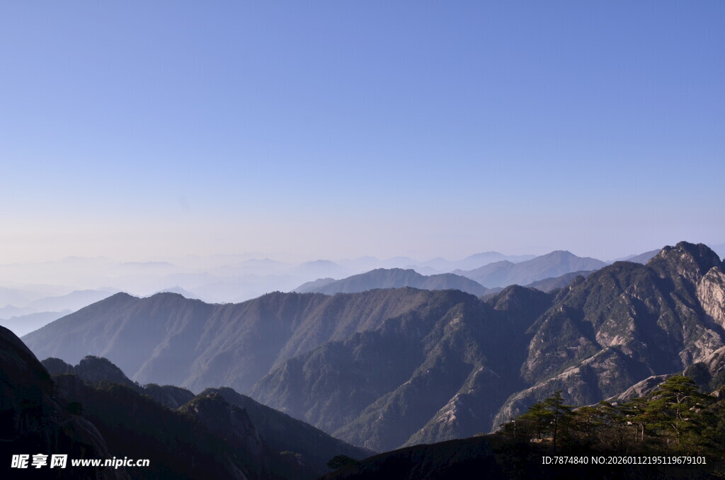 壮丽山景 蓝天映衬巍峨群山