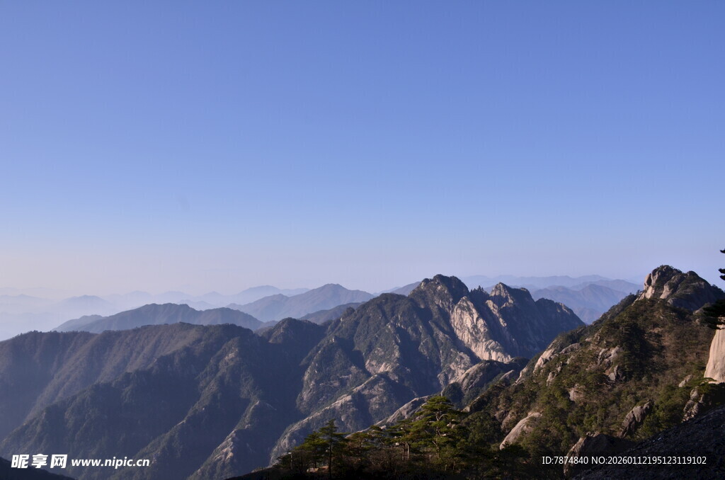 巍峨山峦 蓝天映衬壮丽景